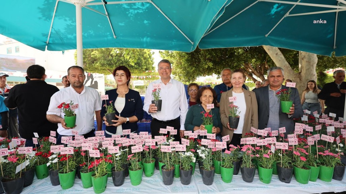 Silifke Belediyesi'nden Anneler Günü hediyesi: Anneler çiçeklerle buluştu