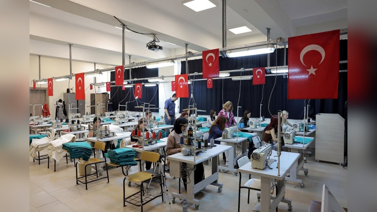 Trakya Üniversitesi öğrencileri, Tıp Fakültesi Hastanesi için tekstil malzemesi üretiyor