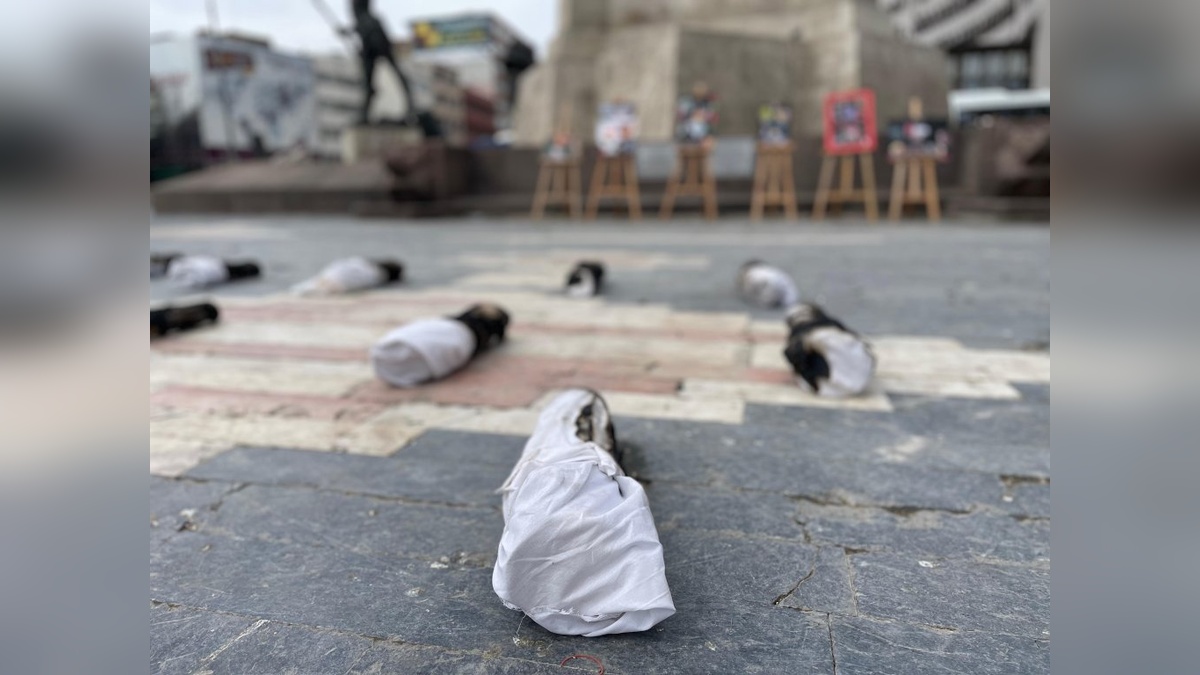 Ankara'da Gazze protestosu: Öğretim üyesi, kefene sarılı bebek cenazeleri bıraktı