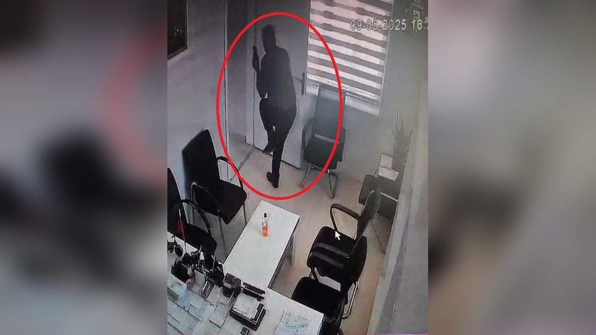 Elazığ'da muhtar silahlı saldırıya uğradı: Saldırı anı kamerada