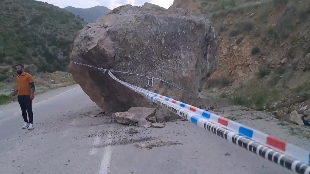 Ardahan-Ardanuç-Artvin karayolunda büyük kaya düşmesi: Facia ucuz atlatıldı