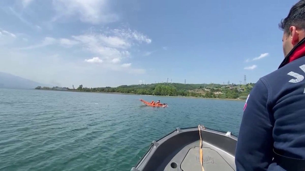 Sapanca Gölü'nde alabora olan kano: 3 kişi jandarma tarafından kurtarıldı