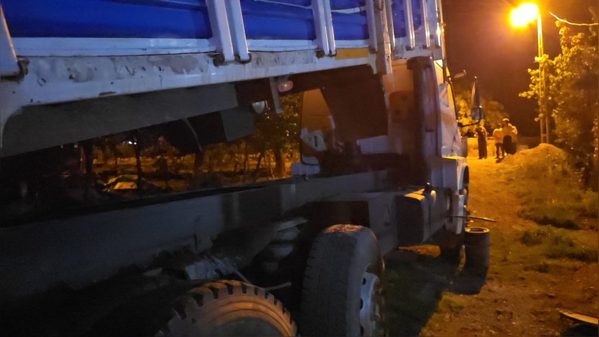 Kozan'da kamyonun düşen kupa kısmında sıkışan Mustafa K. yaralandı