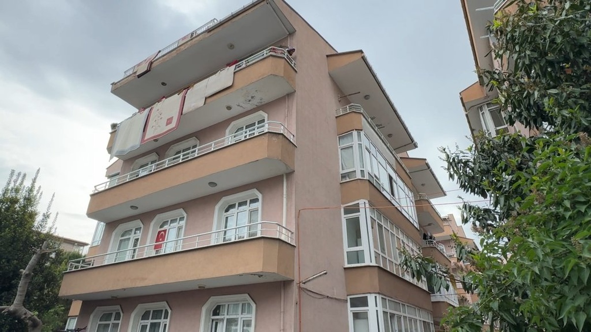Avcılar'da deprem sonrası riskli 4 katlı bina tahliye edildi