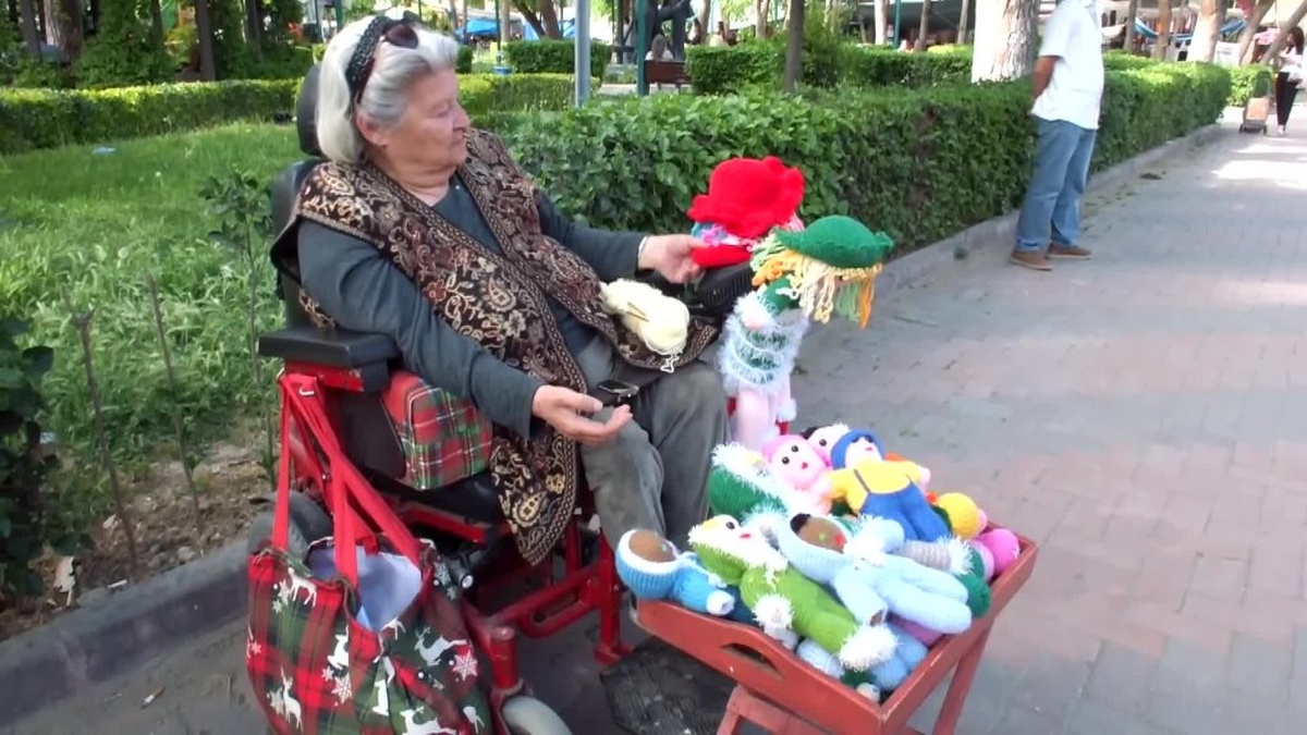 Burhaniye'de engelli Müfide Esringün: 'Sokaklara çıkın, ihtiyaçlarımızı görün'