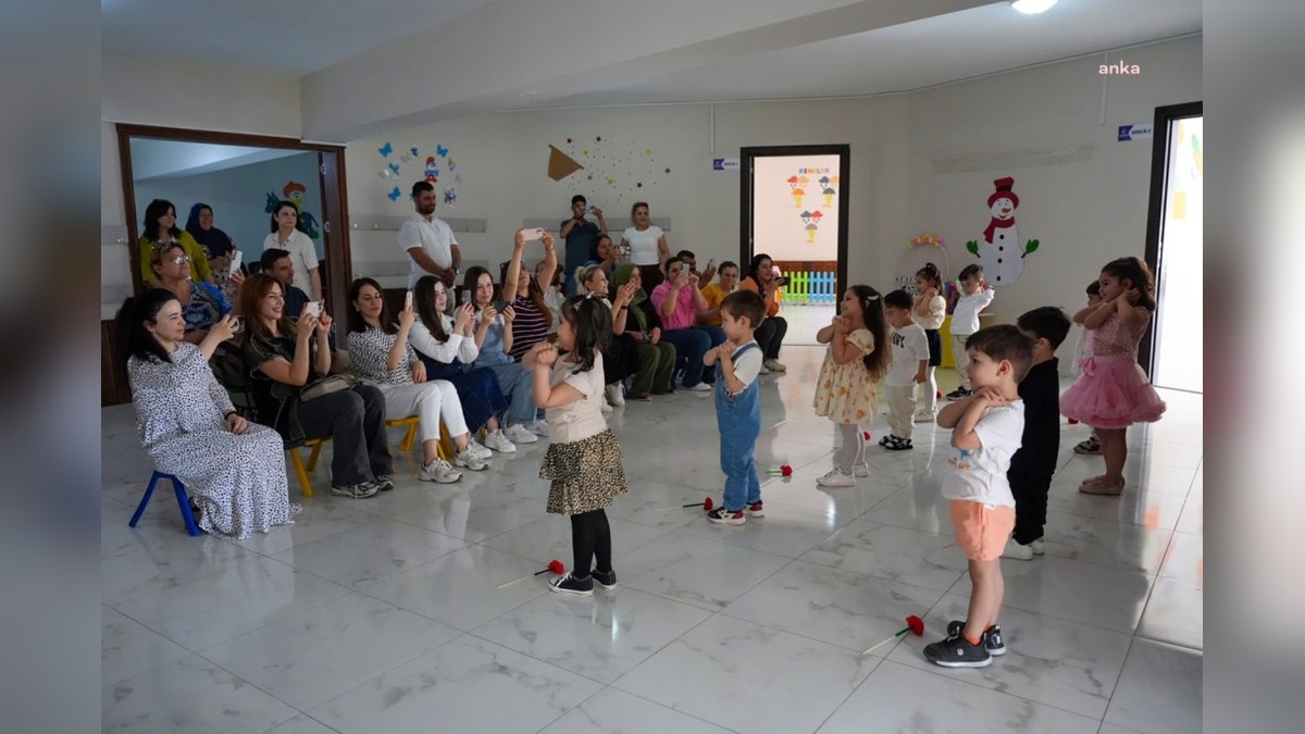 Tarsus'ta miniklerden anneler için renkli Anneler Günü kutlaması