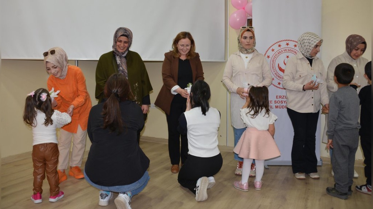 Erzurum'da Anneler Günü Etkinliği Duygu Dolu Anlara Sahne Oldu