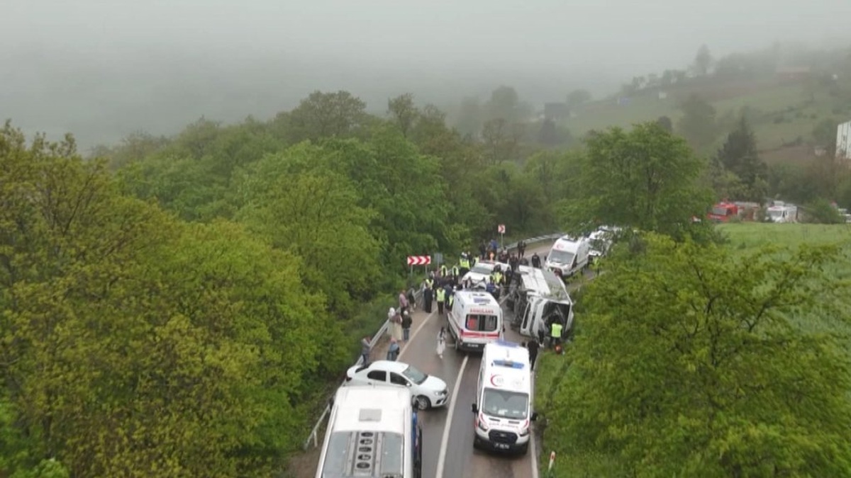 Sinop'ta üniversite öğrencilerini taşıyan otobüs devrildi: 18 yaralı