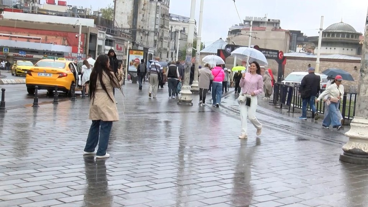 İstanbul'da Yağmur ve Rüzgar: Taksim'de Şemsiyeler Ters Döndü