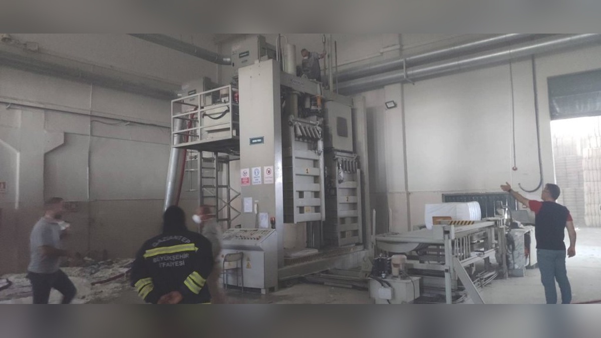 İslahiye'de pamuk fabrikasında yangın: 2 işçi dumandan etkilendi