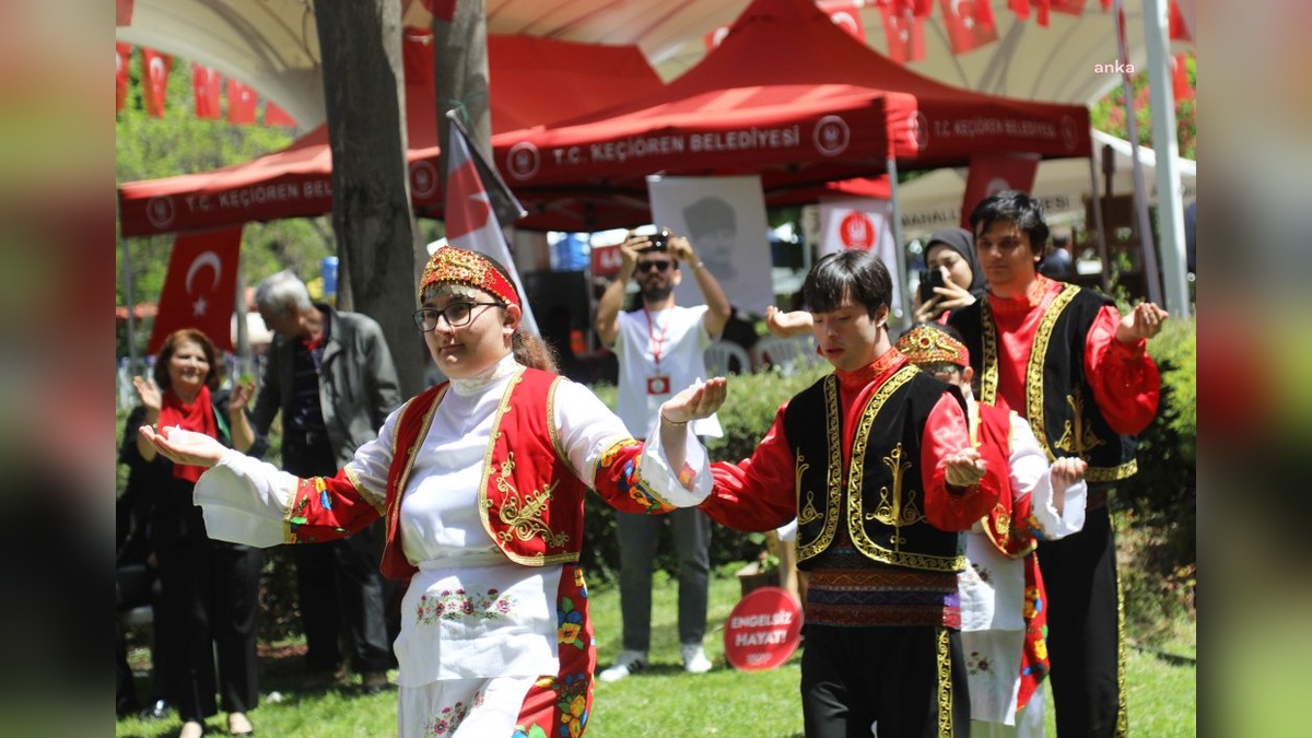 Çankaya Belediyesi kursiyerleri Engelsiz Ankara Festivali'nde sahne aldı