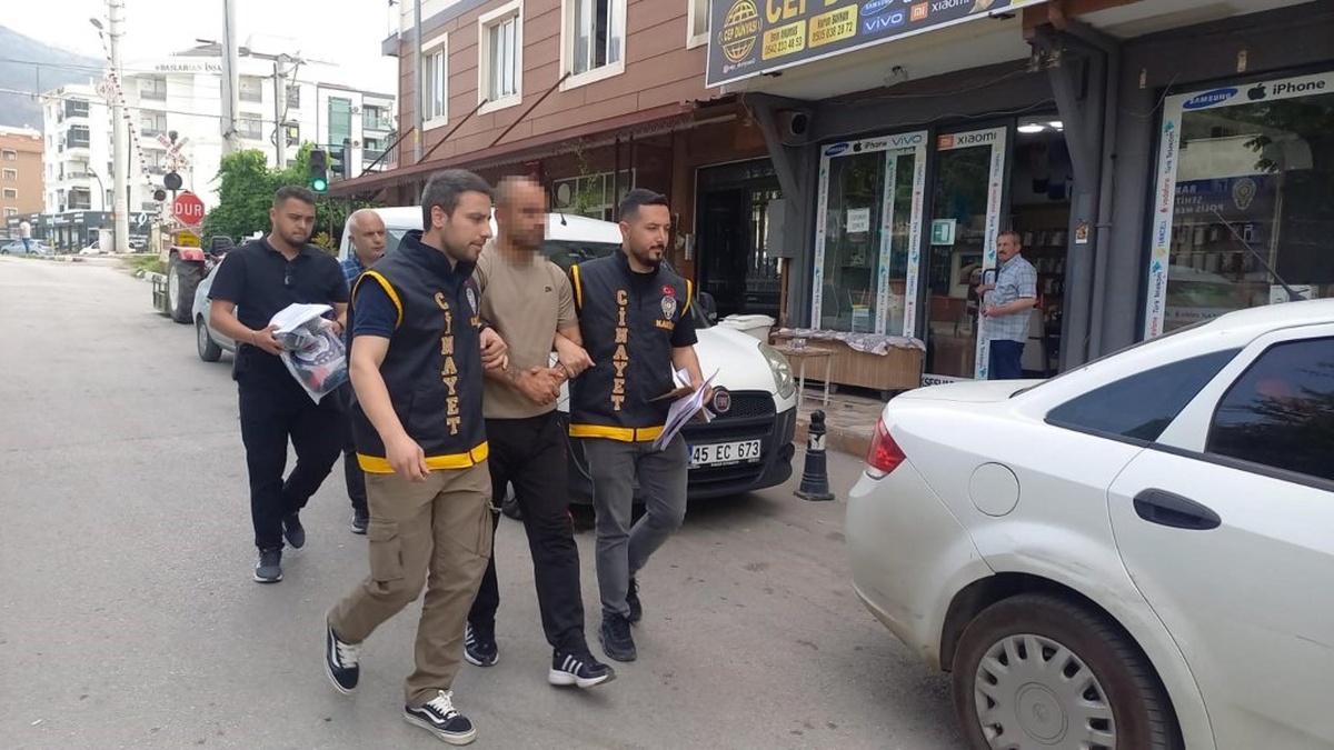 Manisa'da akli dengesi yerinde olmayan Özkan A., 13 araca zarar verdi