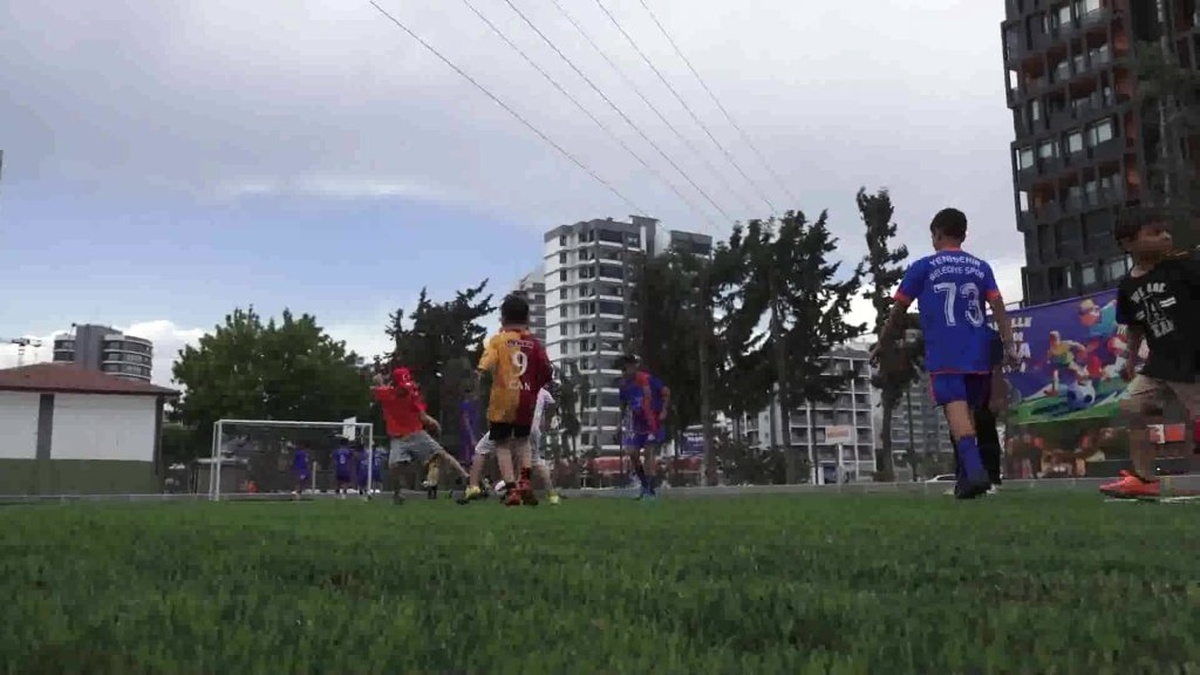 Yenişehir'de Akkent Mahallesi'ne Yeni Halı Saha: Başkan Özyiğit, Çocuklarla Birlikte Açılışı Yaptı