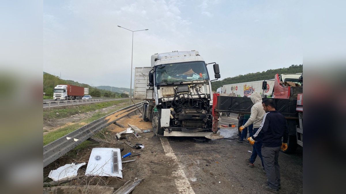 Bolu'da TIR Devrildi, Şoför Hafif Yaralı
