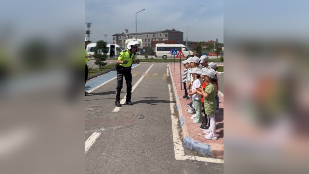 Düzce'de Trafik Polisi'nin Çocuklara 'Ayı Bile Döveriz' Sözleri Gülüştürdü