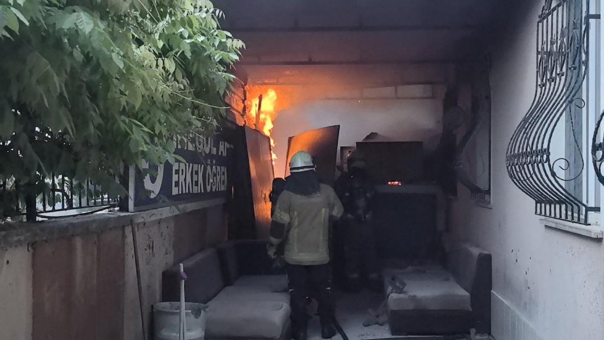 İnegöl'de erkek öğrenci yurdunda yangın: 3 öğrenci dumandan etkilendi