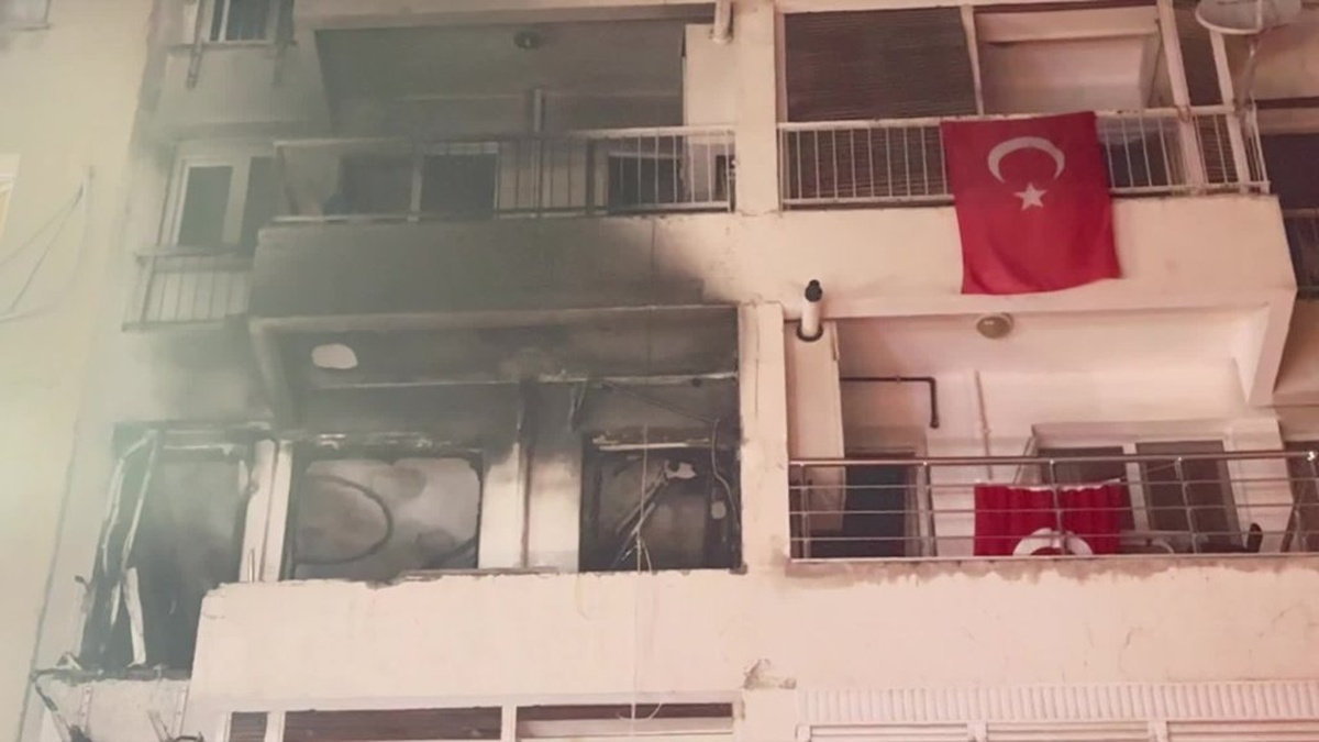 Bornova'da Apartman Patlaması: 4 Yaralı