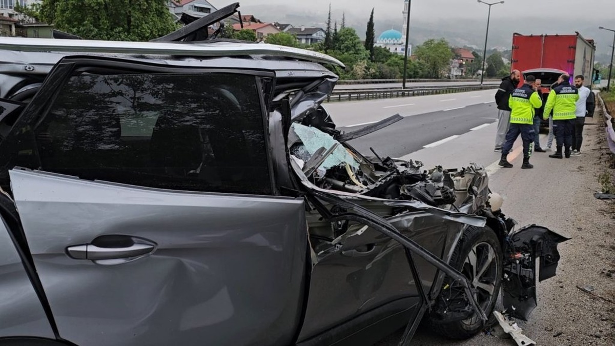 Sapanca'da TIR'a çarpan cip hurdaya döndü, sürücü hafif yaralı