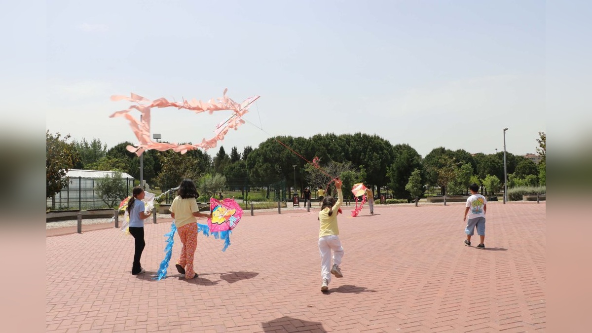 İzmir'de işitme engelli ve işiten öğrenciler uçurtma şenliğinde buluştu