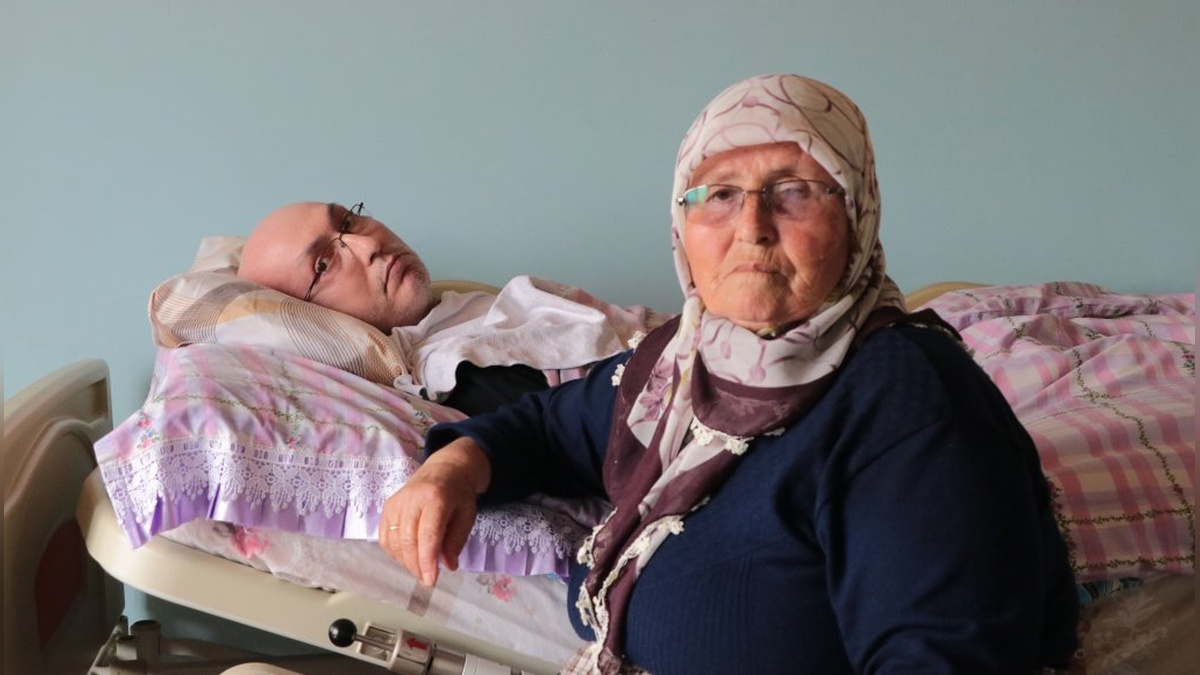 Kayseri'de beyin tümörü hastası oğluyla 16 yıldır baş başa yaşayan anne: "Vücut fonksiyonu ölü, beyincik ölmüş"