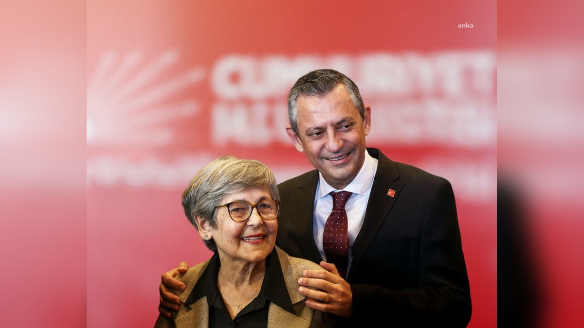 Özgür Özel'den Anneler Günü Mesajı: 'Bir Çocuğun Geleceği İçin Direnen Her Anne, Bu Ülkenin Kaderini Değiştirir'