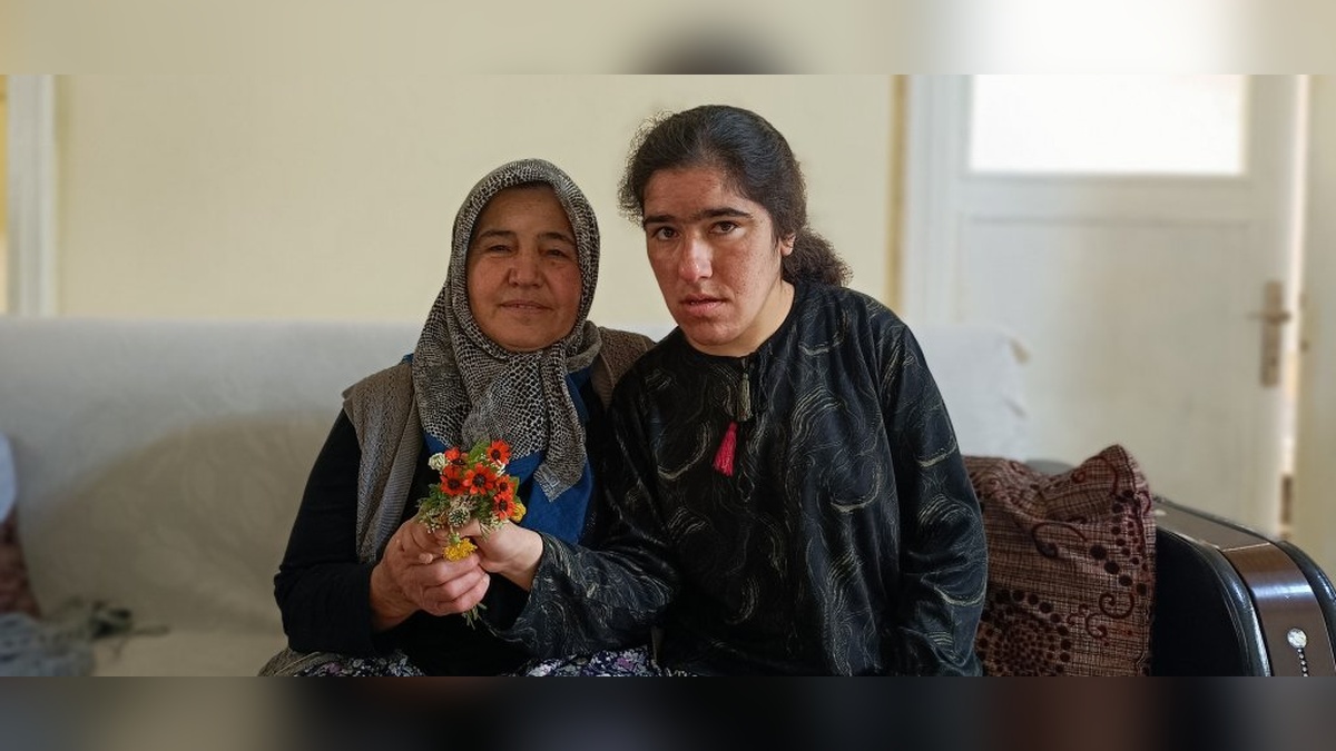 Yeşilhisar'da 30 Yıllık Özveri: Anne Fatma Mamak, Zihinsel Engelli Kızı Tuğba'ya Bakıyor