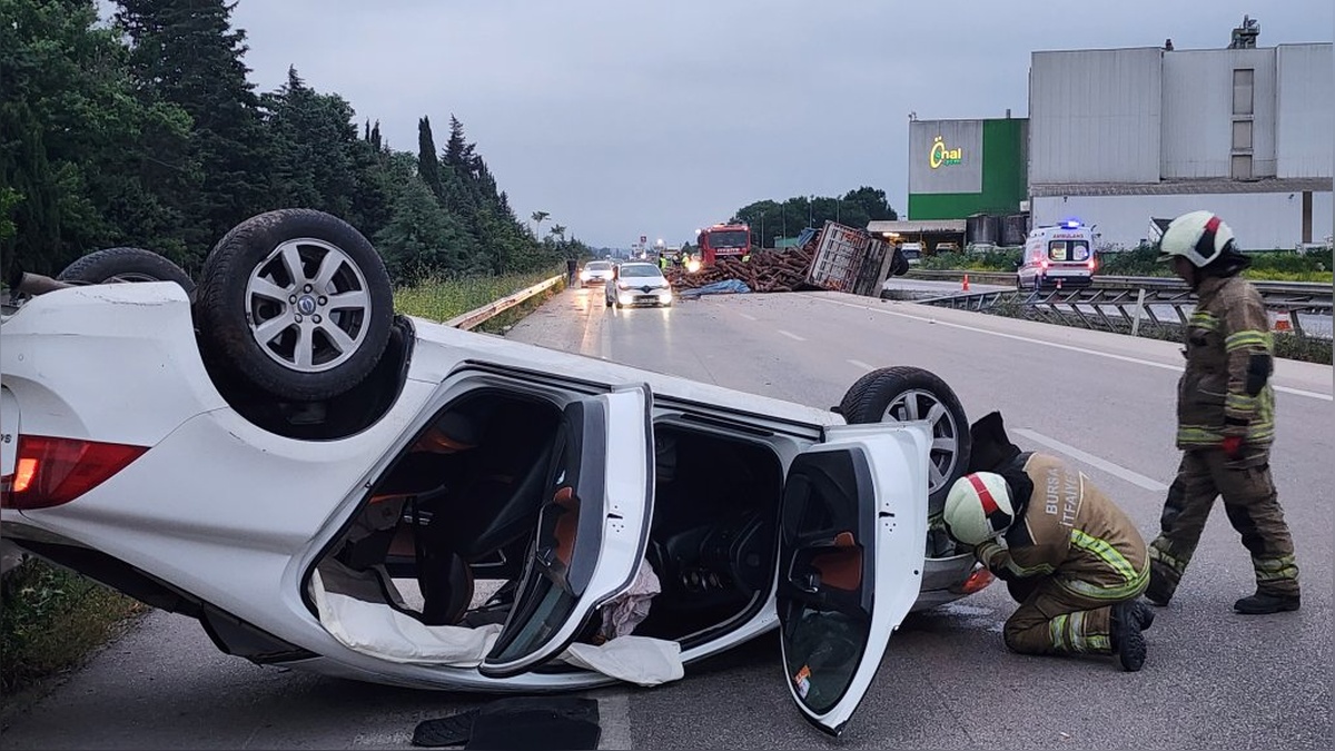 Bursa'da Tomruk Yüklü Kamyon Devrildi: 1 Yaralı, Yol Kapanma