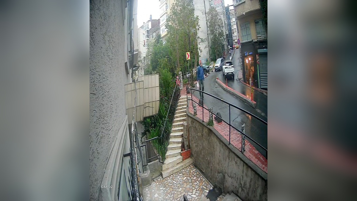 Beyoğlu'nda Korkunç Kaza: Otomobil Takla Attı, Yaya Ölümden Döndü