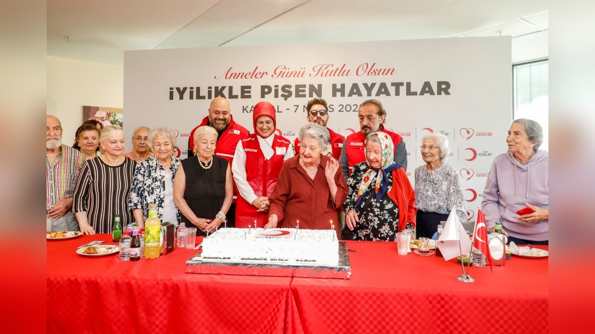 Kızılay, Deprem Bölgesinde ve İstanbul'da Anneler Günü Kutlaması Düzenledi