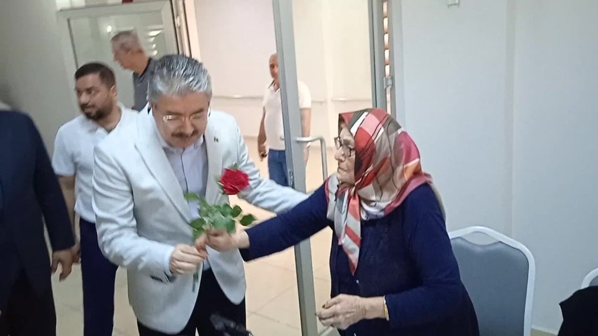 Vali Yılmaz, Anneler Günü'nde Özden Huzurevini Ziyaret Etti