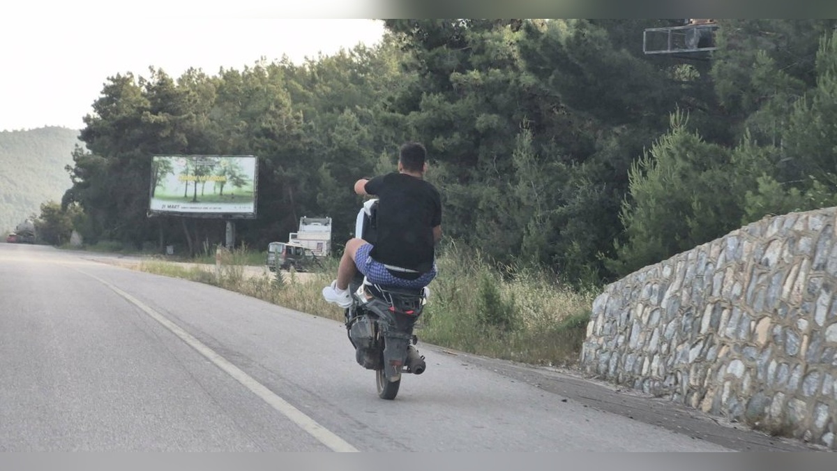 Muğla'da kasksız sürücü, plakasız motosikletiyle tehlikeli sürüş sergiledi