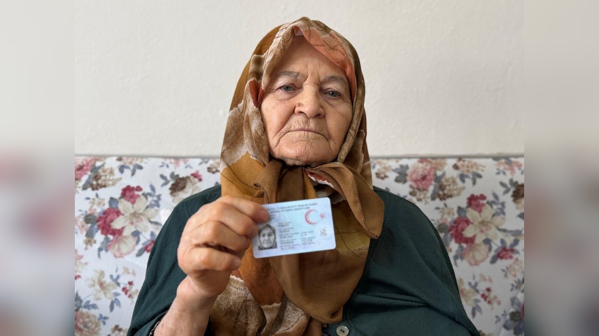 Ordu Büyükşehir Belediye Başkanı Güler, 109 Yaşındaki Hayriye Aybastı'yı Ziyaret Etti