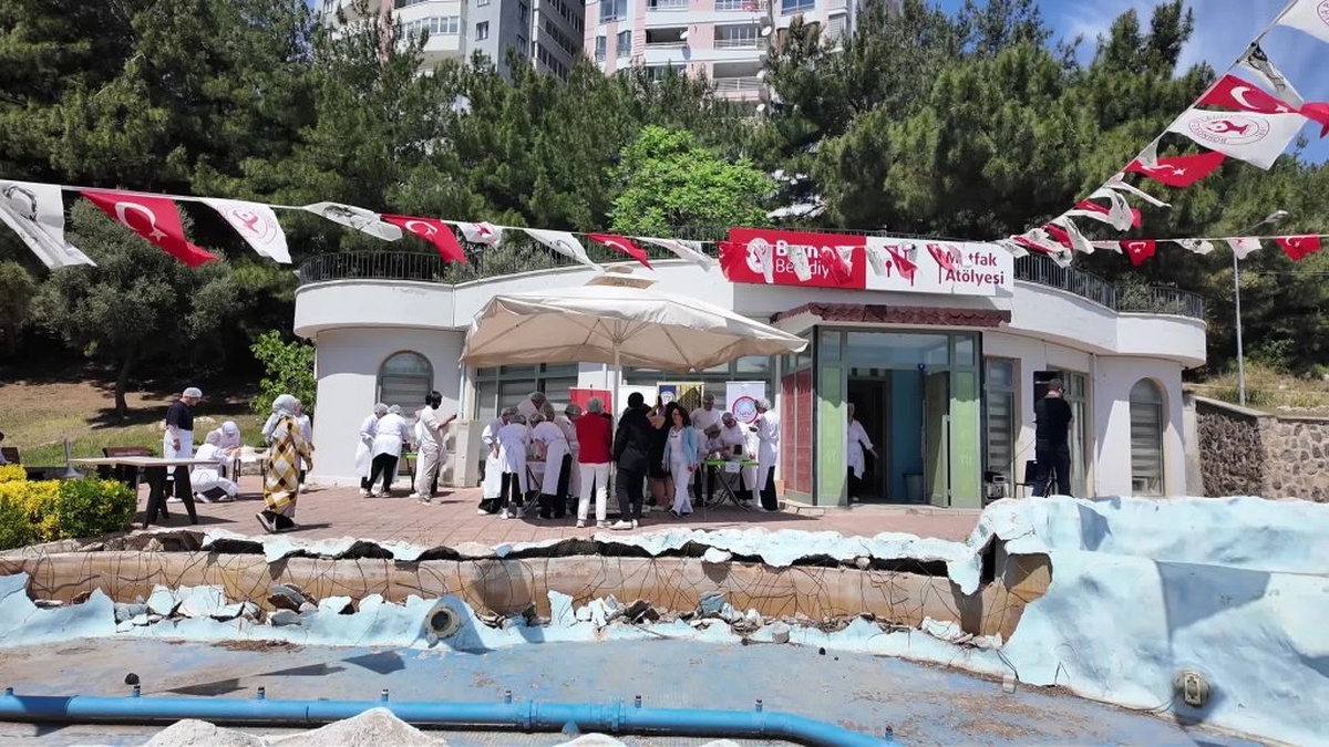 Bornova'da pasta yarışmasıyla kursiyerler geleceğe umutla bakıyor