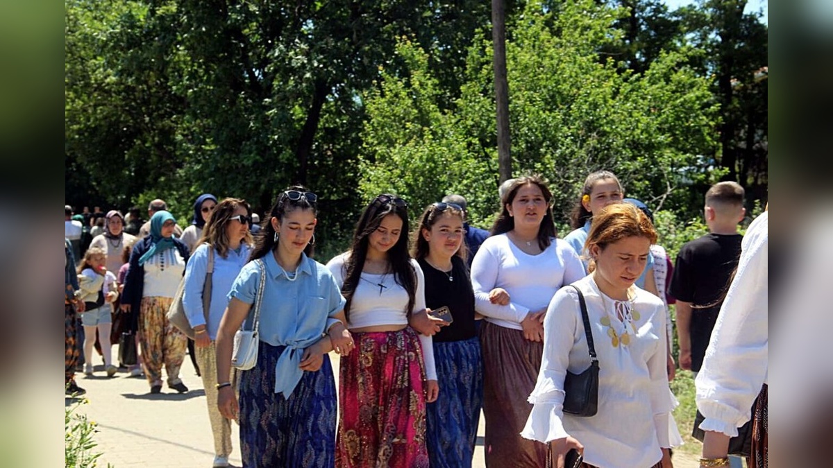 Bayramiç'te Aşıklar Sokağı'nda eş arayan gençler