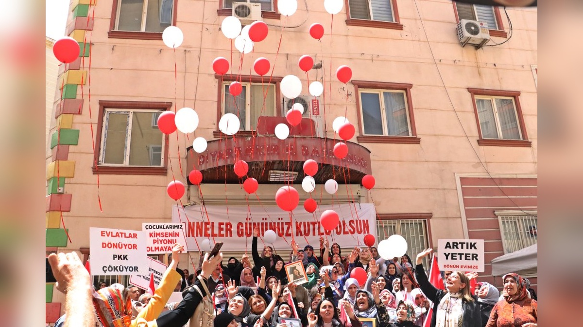 Diyarbakır'da Anneler Günü'nde de Evlat Nöbeti: 'Terörsüz Türkiye İçin Mücadeleye Devam'