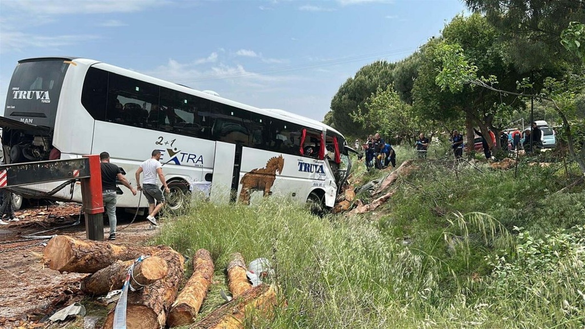 Çanakkale'de Çoklu Kaza: 8 Ölü, 6 Yaralı; Kamyon Şoförüne Daha Önce Ceza Kesilmişti