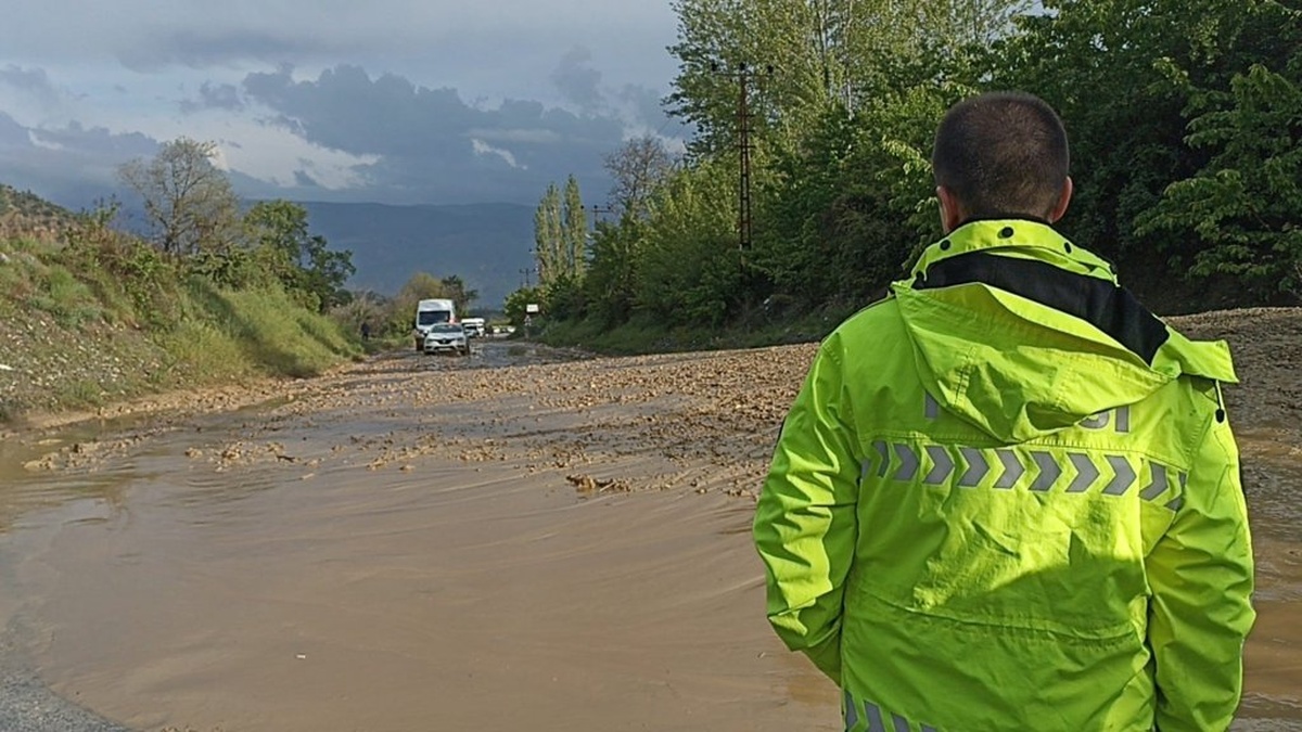 Tosya'da sağanak sel felaketi: Kastamonu-Tosya yolu trafiğe kapandı