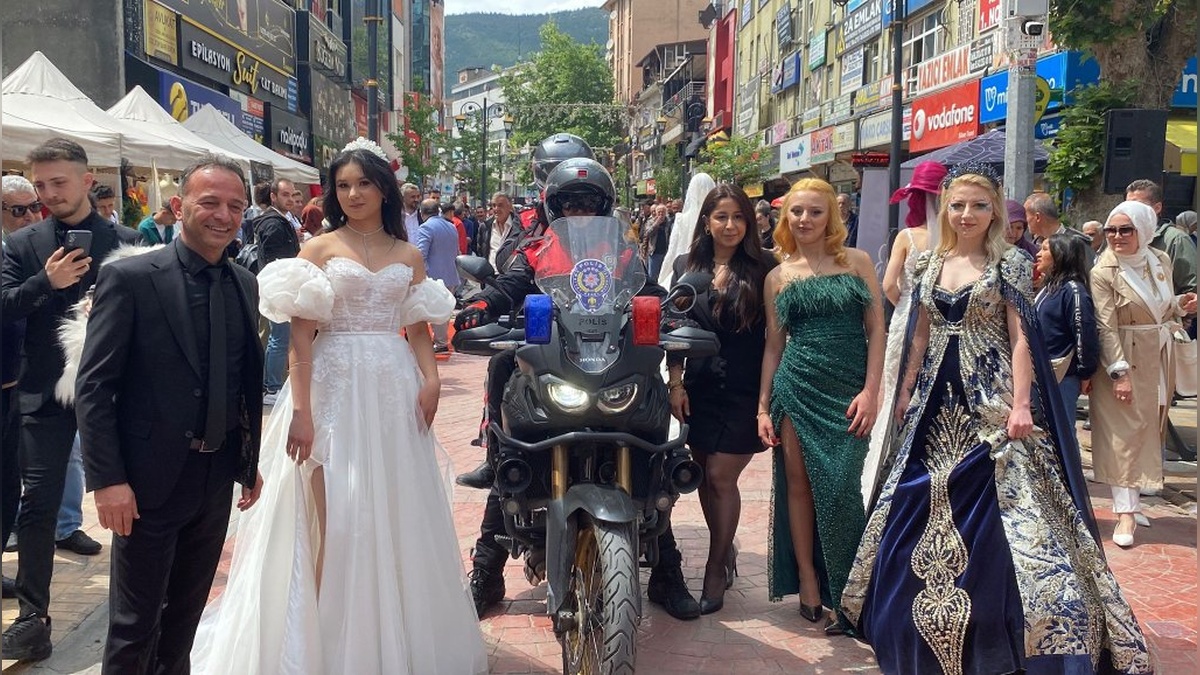 Karabük'te Berberler ve Kuaförler Festivali: Gelinlik ve Abiye Şöleni