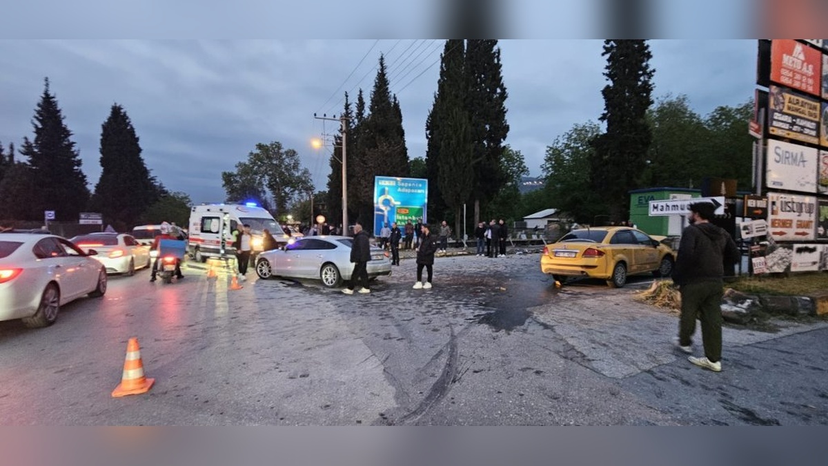 Sapanca'da Taksi ve Otomobil Çarpıştı: 6 Yaralı