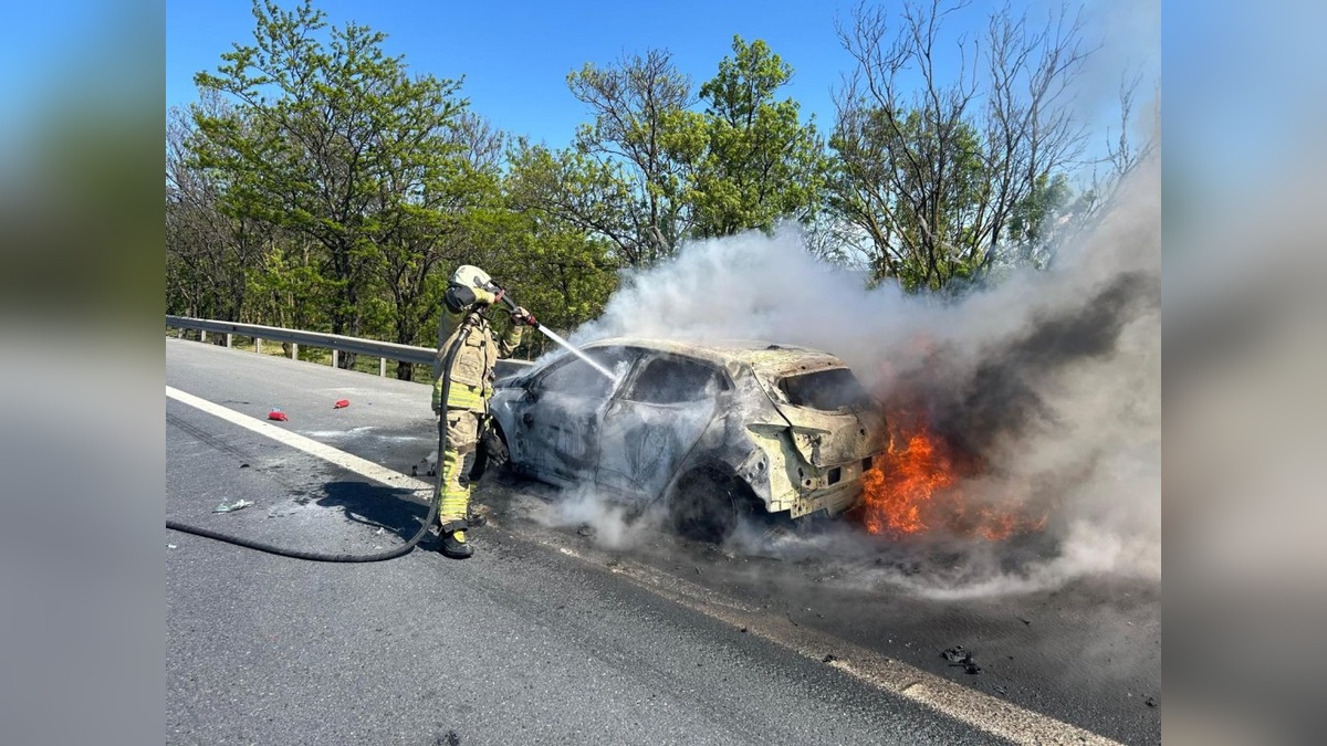 Büyükçekmece'de otomobilde motor yangını