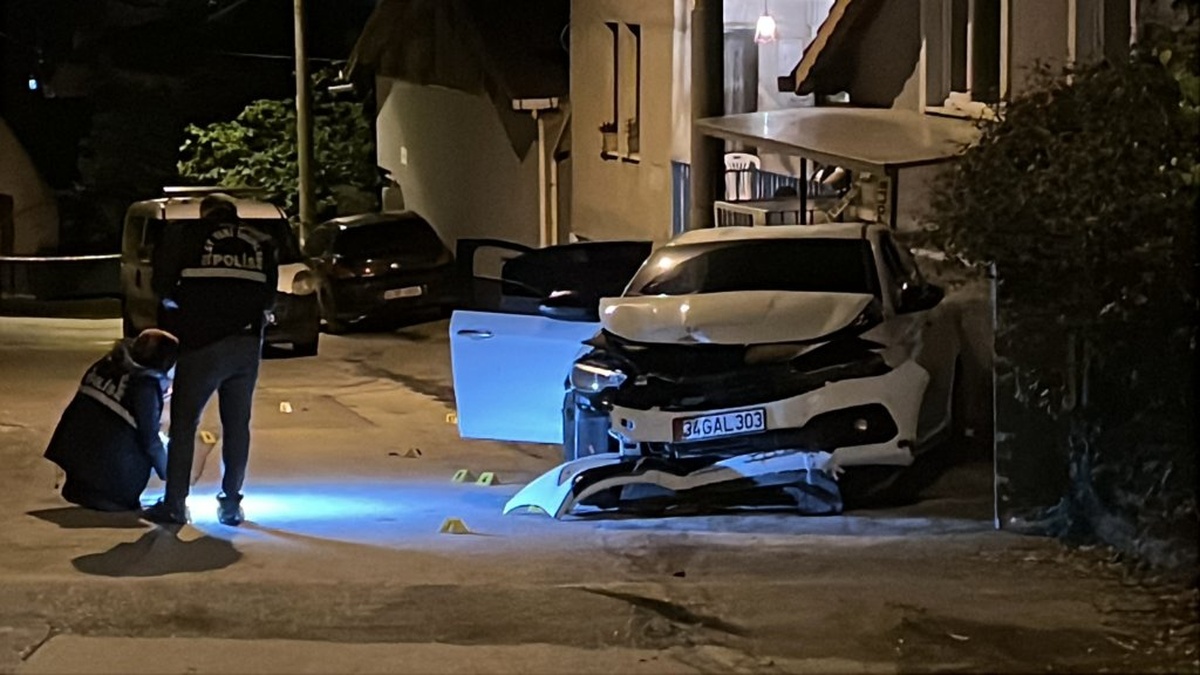 İzmit'te Silahlı Saldırı: Sürücü Beton Direğe Çarparak Durdu