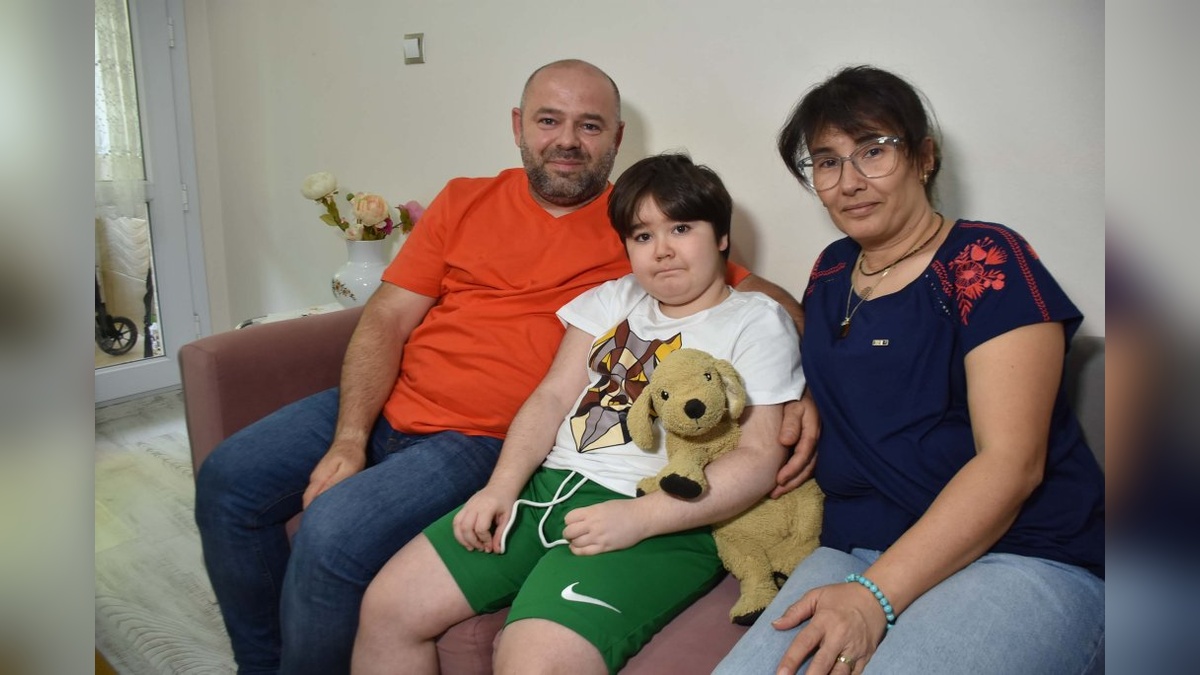 İzmir'de 12 Yaşındaki DMD Hastası Aras: 'Okuluma gitmek, koşmak istiyorum'
