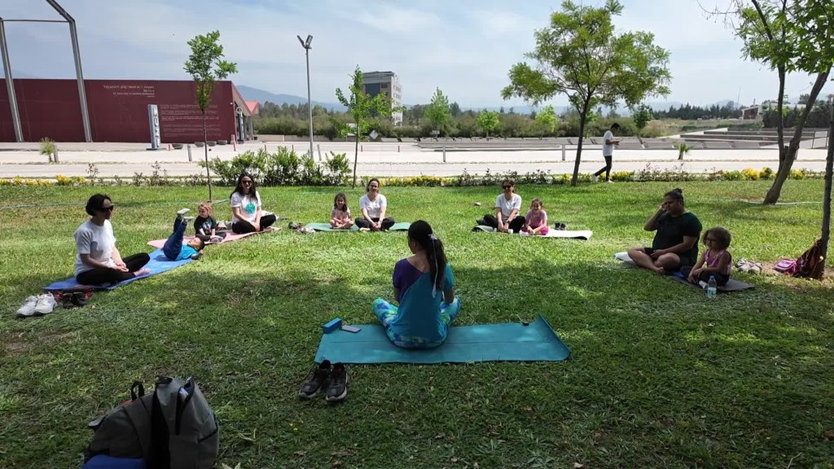 Bornova'da Anneler Günü Kutlamaları: Yoga, Spor ve Zübeyde Hanım Anıtı Ziyareti