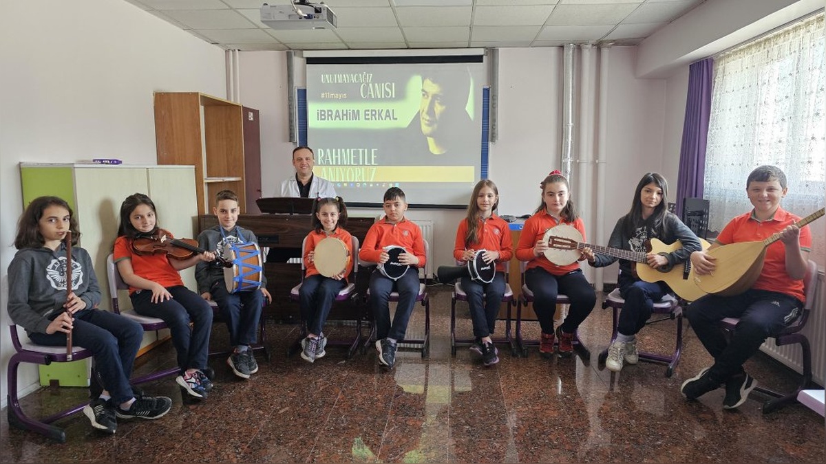 Erzurum'da öğrenciler, İbrahim Erkal'ı 8'inci ölüm yıldönümünde andı