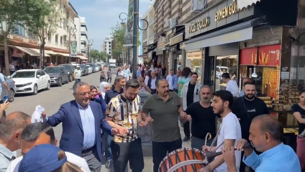 Diyarbakır'da PKK'nın Kararı Sonrası Halay Sevinci: Sezgin Tanrıkulu da Vatandaşlarla Birlikte
