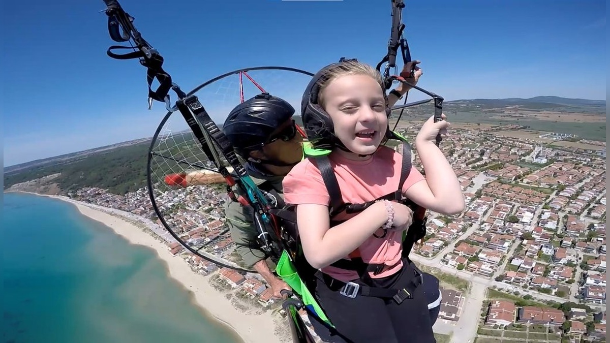 Saros Körfezi'nde 7 Yaşındaki Zeynep Beren, Paramotorla Gökyüzünde İstiklal Marşı Okudu