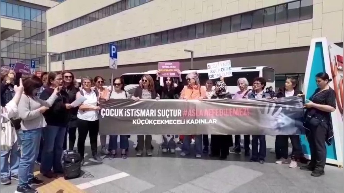 Kadınlar, 9 Yaşındaki Zihinsel Engelli Çocuğun İstismarı İçin Hastane Önünde Eylemde Bulundu
