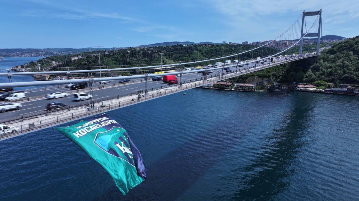 Kocaelispor'un Şampiyonluk Bayrağı Fatih Sultan Mehmet Köprüsü'nde Dalgalanıyor