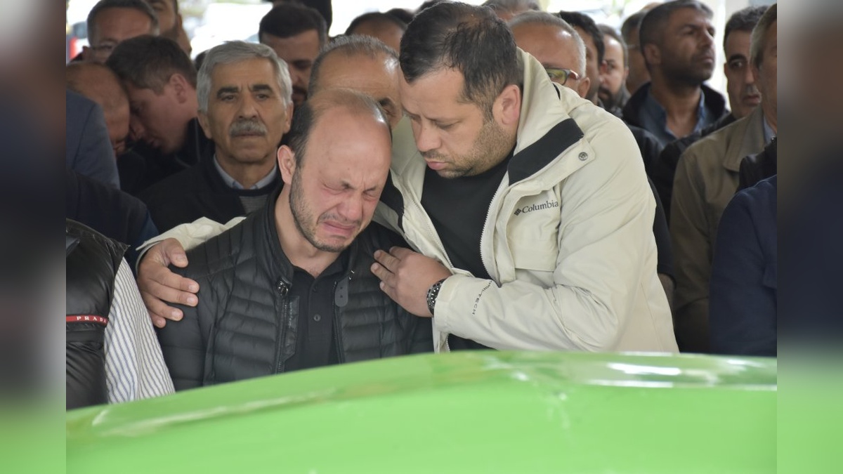 Metrobüs Kazasında Hayatını Kaybeden Ebru Heper, Sivas'ta Toprağa Verildi