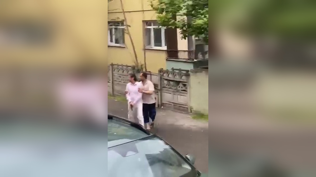 Adapazarı'nda yüksek egzoz sesi tartışması: Emekli polisin kapısına balyozla saldıran genç gözaltında